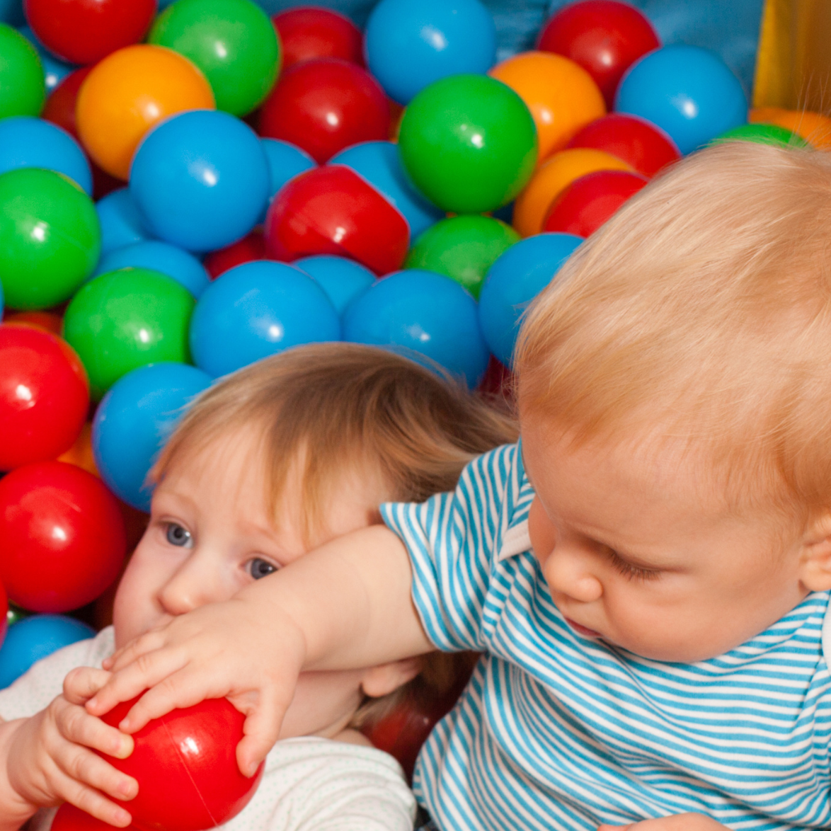 zwei kleine Kinder im Bällebad
