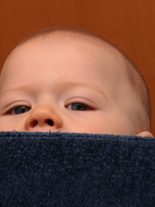 Baby schaut neugierig