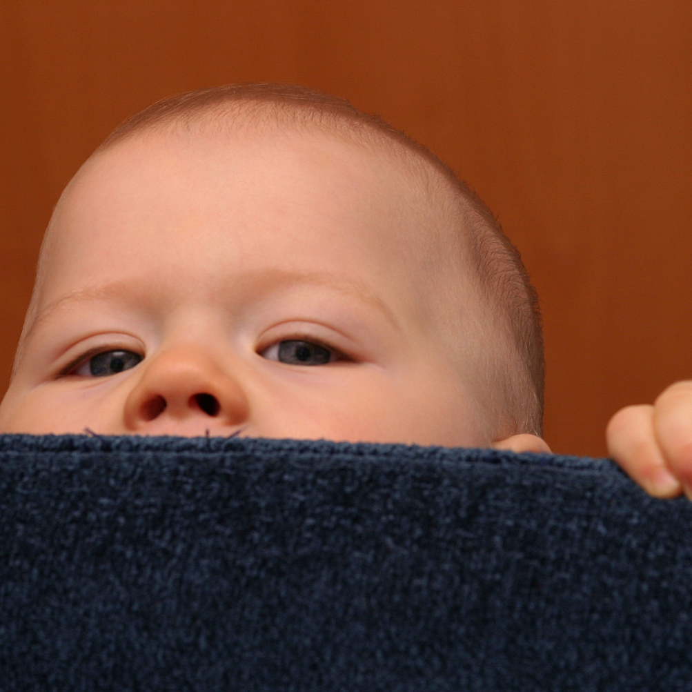 Baby schaut neugierig