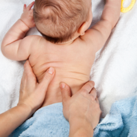 drei Bilder, Stoff, Baby auf dem Bauch mit Händen, die den Rücken massieren, bällebad