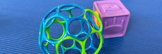 ein Spielball und ein Würfel auf einer Matte