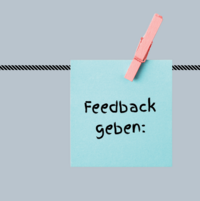 Post its an einem Draht mit verschiedenen Texten. Feedback geben, das sollte sich ändern, das hat mit gefallen.