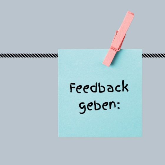 Post its an einem Draht mit verschiedenen Texten. Feedback geben, das sollte sich ändern, das hat mit gefallen.