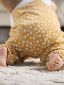 krabbelndes Baby von hinten