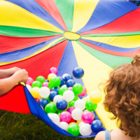 drei bilder: Schwungtuch, Text herzlich willkommen, Ausschnitt von zwei personen, die miteinander reden 