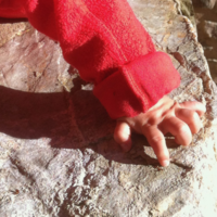 kinderhand auf Steinmauer