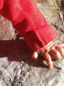 kinderhand auf Steinmauer