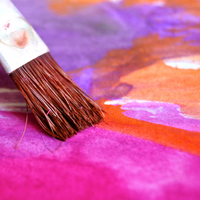 pinsel mit bemalten Papier