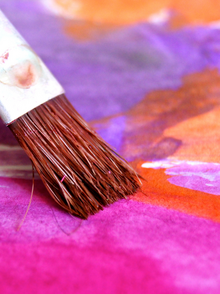 pinsel mit bemalten Papier