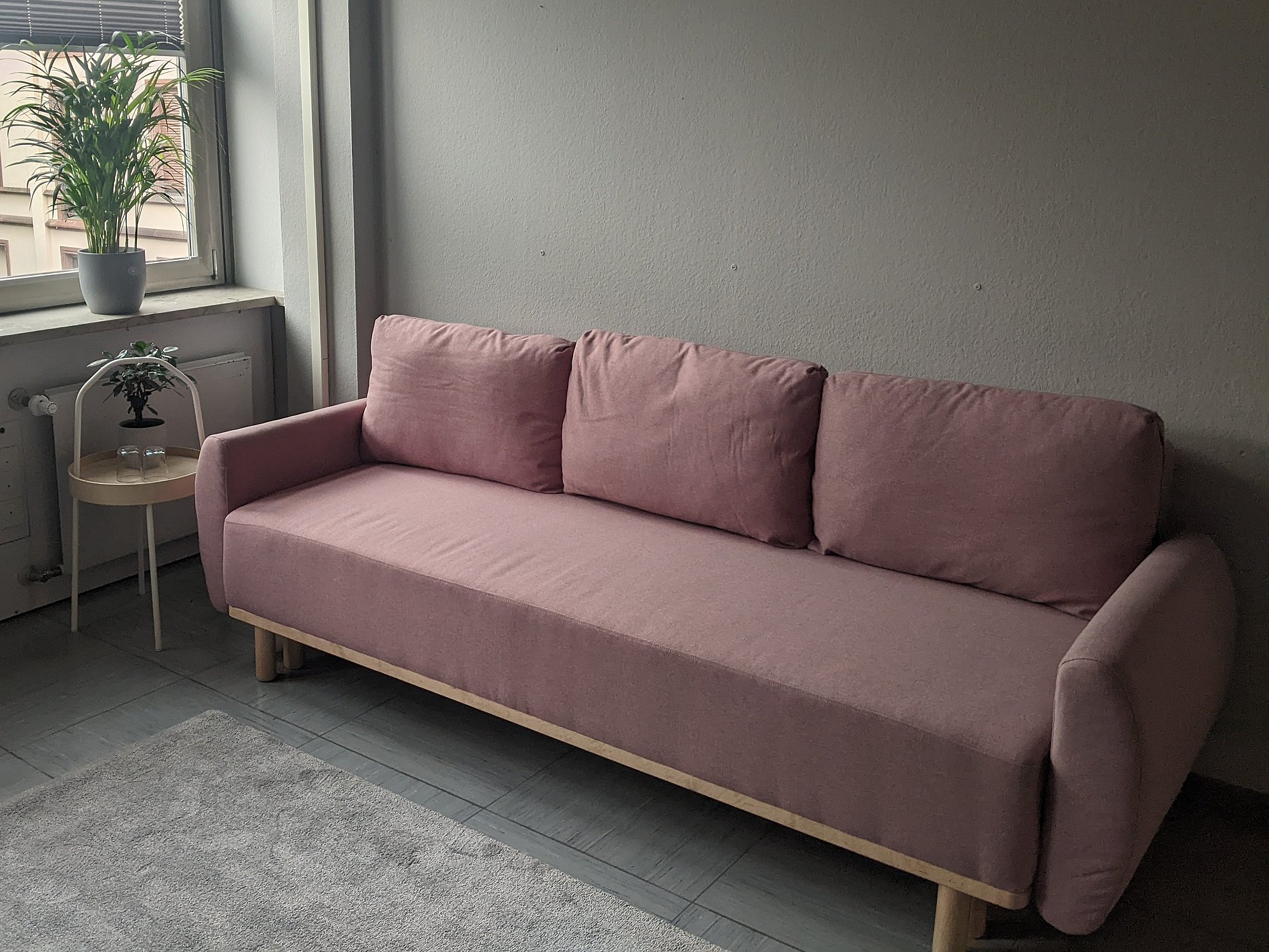 Ein gemütliches Sofa in unserem Begegungsraum