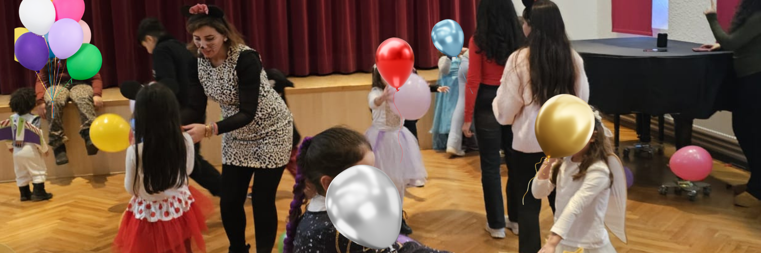Faschingsparty mit Kindern und Luftballons