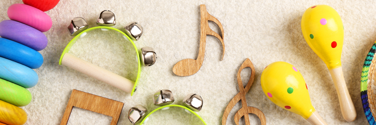 Musikinstrumente und Noten aus Holz 