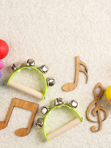 Musikinstrumente und Noten aus Holz 