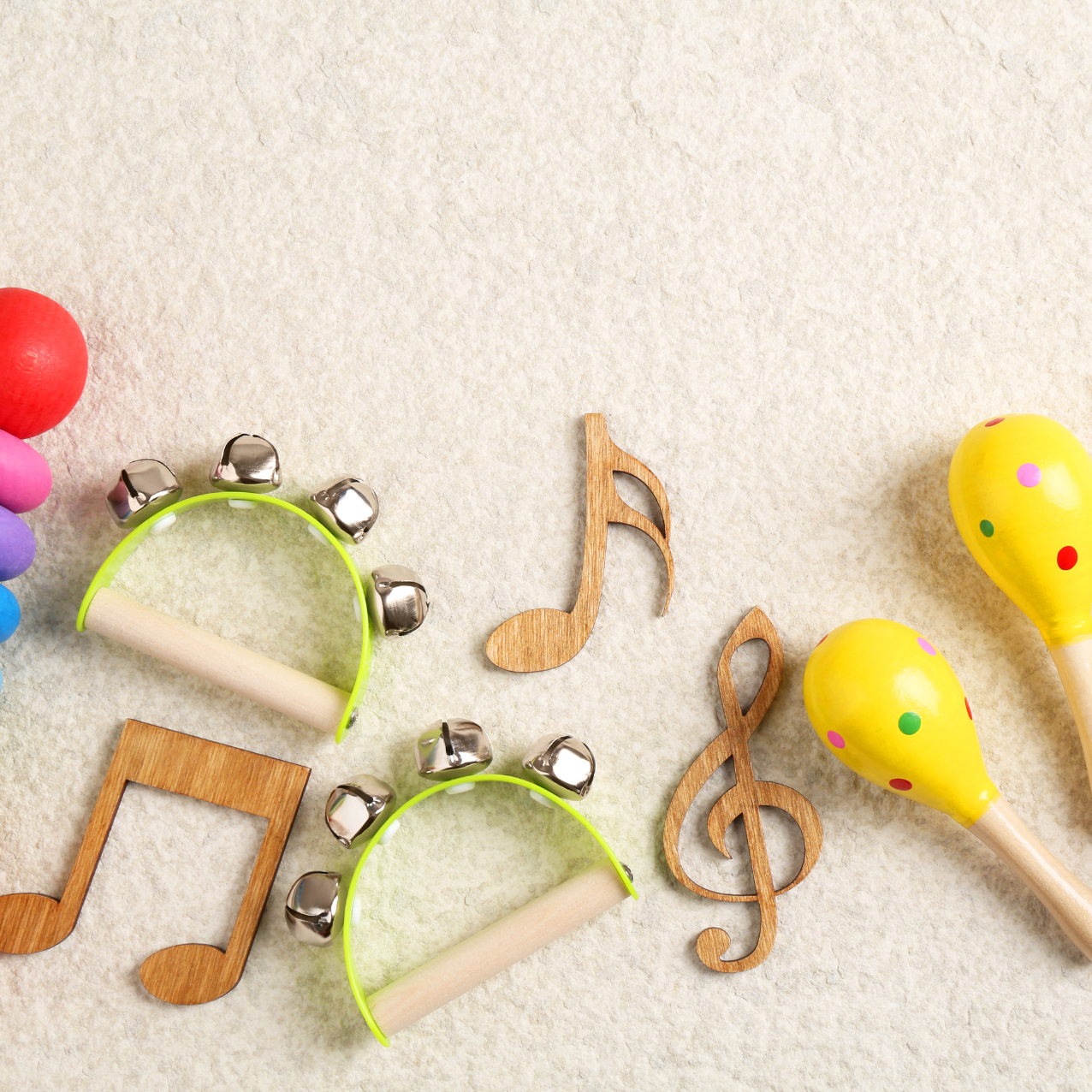 Musikinstrumente und Noten aus Holz 