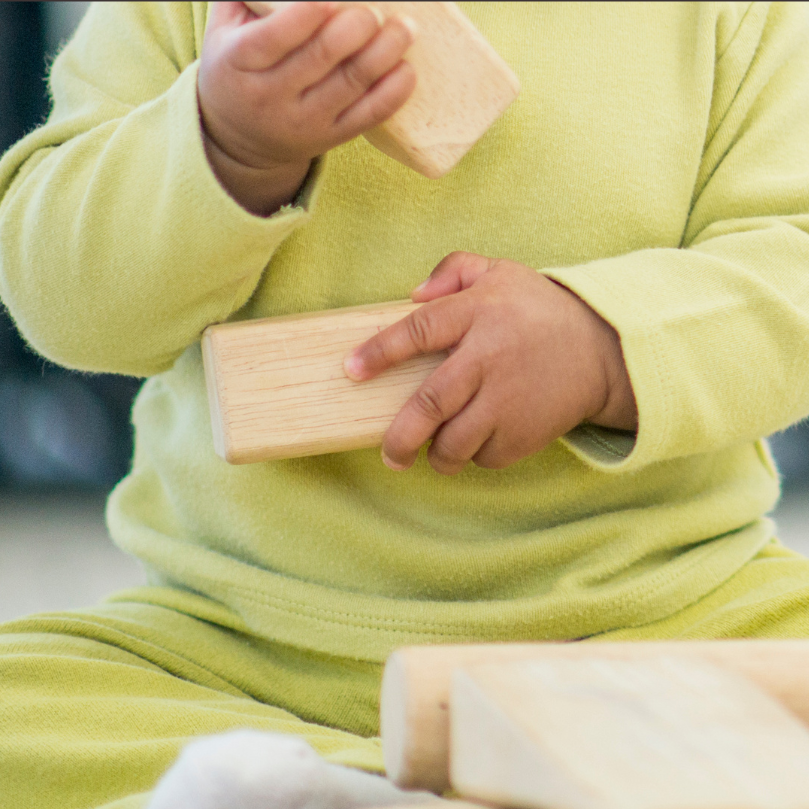 drei Bilder mit Spielzeug und Kleinkindern 