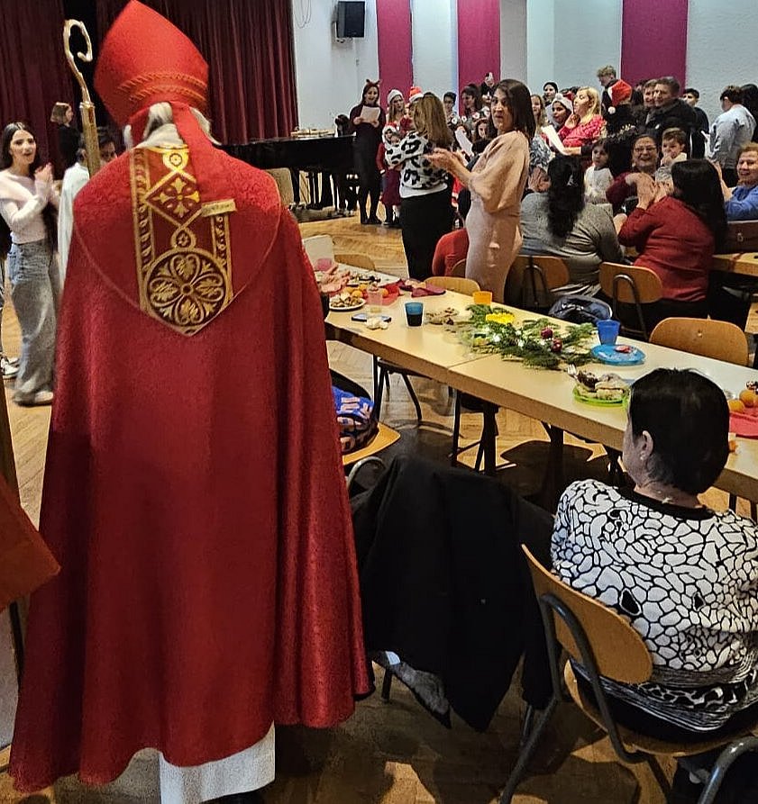 Nikolaus betritt den Saal