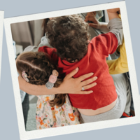 3 bilder: Kinderschuhe, die Dreck auf den Teppich machen, eine Mutter, die ihre Kinder umarmt, chaotische Wäsche aus einer offenen Schublade