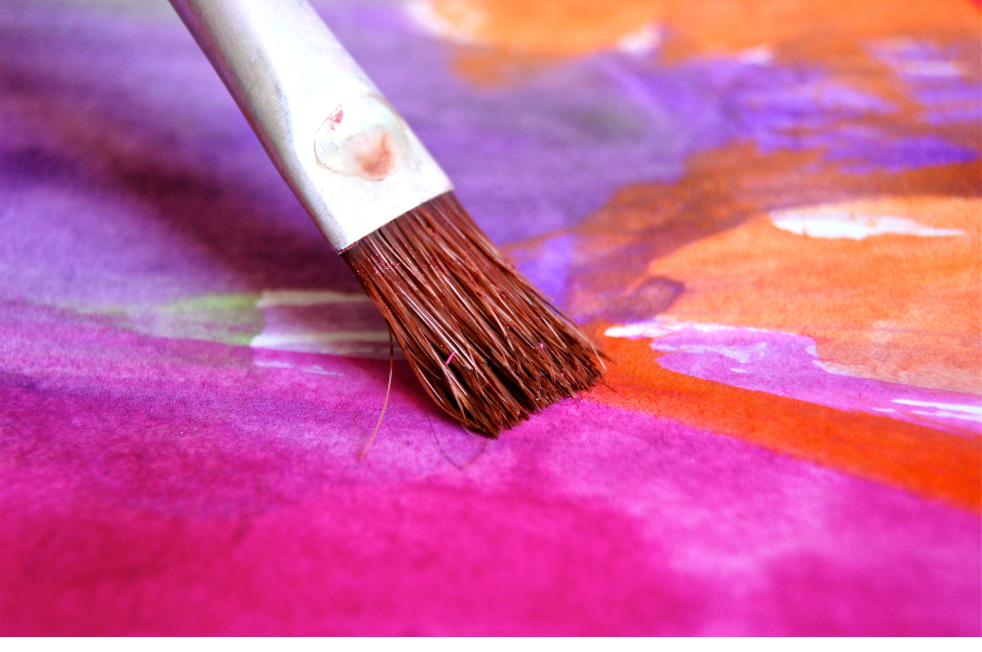 pinsel mit bemalten Papier